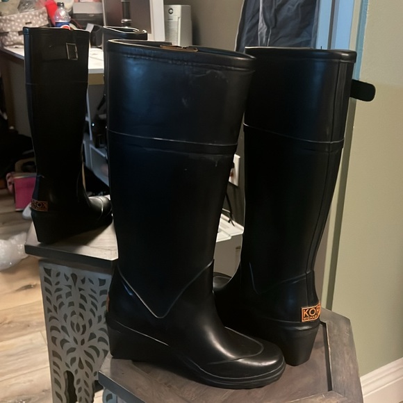 1 hour sale. KORS Michael Kors, black rain boots, tall wedge style, size 6 - Picture 2 of 11